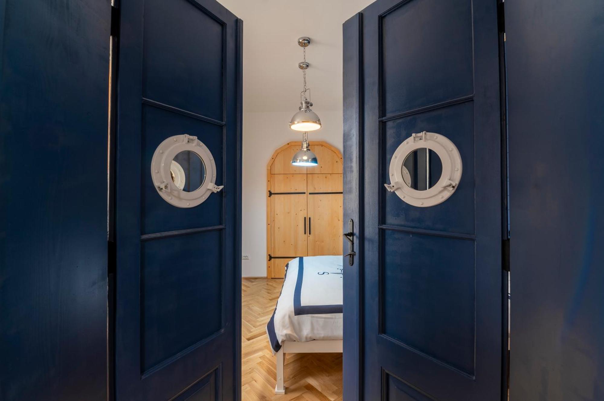 Luxurious Apartment In Old Town - Ultra Central Brasov Exterior photo